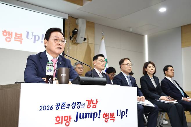 박완수 경남지사가 13일 오후 2시 도청 소회의실에서 기자 간담회 열고 향후 계획에 대해 발표하고 있다. [경남도]