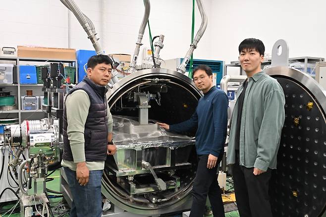 유병현 한국건설기술연구원 수석연구원, 정태일 수석연구원, 진현우 수석연구원(왼쪽부터) 이 직접 개발한 세계 최초 달 환경 모사 진공 챔버 앞에 서있는 모습. 건설연은 이를 토대로 3년 후 세계 최대 진공 챔버를 제작했다. [한국건설기술연구원]