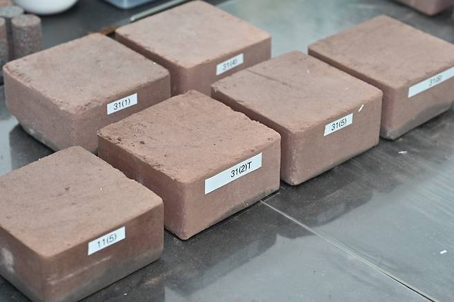 한국건설기술연구원이 자체 기술을 이용해 월면토로 제작한 벽돌. 현재 가로 세로 20cm짜리를 만드는 데 성공했다. NASA가 5cm 크기로 만들 수 있음을 감안하면 한국 기술이 매우 뛰어난 것이다. [한국건설기술연구원]