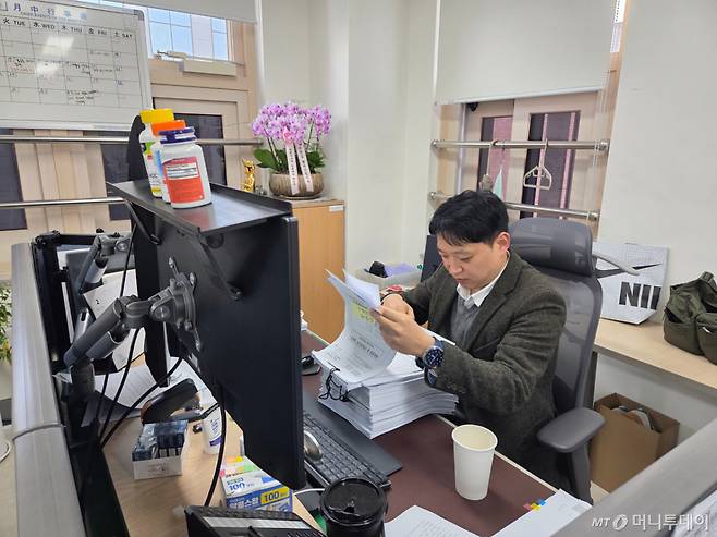 홍종현 서울경찰청 광역범죄수사대 경감이 서울 마포구 광역수사단 사무실 안에서 업무 파일을 살펴보는 모습./사진=김서현 기자.