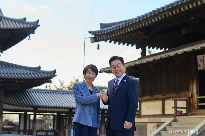 [나라=뉴시스] 고범준 기자 = 이재명 대통령과 다카이치 사나에 일본 총리가 14일(현지 시간) 나라현의 대표 문화유적지인 호류지에서 열린 친교 행사에서 기념촬영을 하고 있다. (공동취재) 2026.01.14. bjko@mewsis.com /사진=