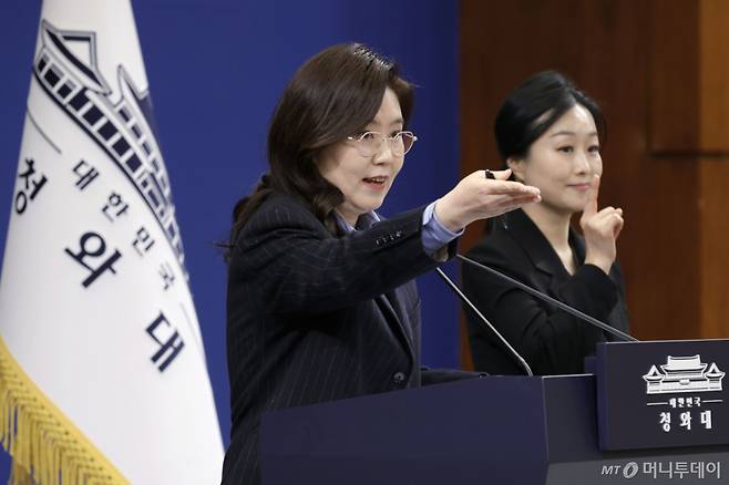 [서울=뉴시스] 최동준 기자 = 강유정 대변인이 2일 청와대에서 인사 관련 브리핑을 마친 뒤 질문을 받고 있다. 2026.02.02. photocdj@newsis.com /사진=최동준