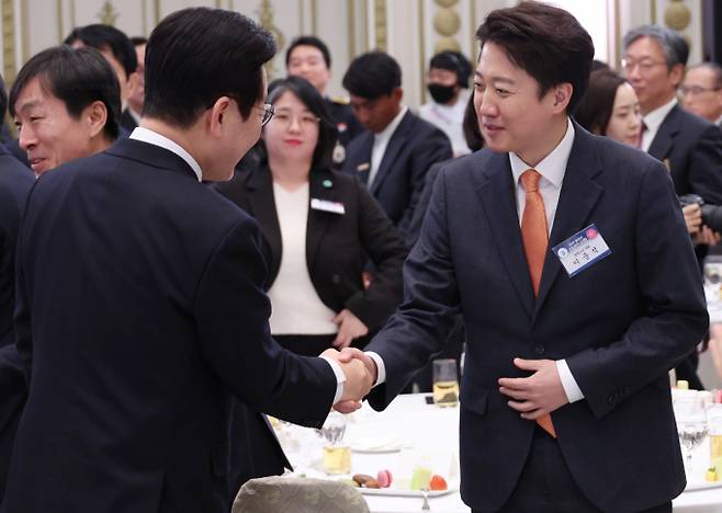 이재명 대통령이 지난 1월2일 오후 청와대 영빈관에서 열린 2026년 신년 인사회에서 이준석 개혁신당 대표와 인사를 나누고 있다. / 사진=뉴스1