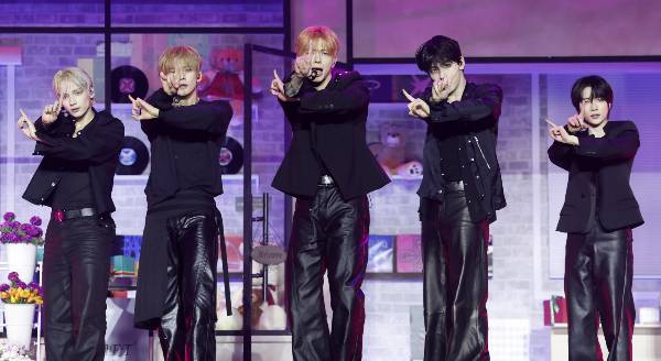 그룹 투모로우바이투게더가 미니 8집 '7TH YEAR: 가시덤불에 잠시 바람이 멈췄을 때'를 발매한다. 사진은 그룹 투모로우바이투게더가 13일 오후 서울 성북구 고려대학교 화정체육관에서 열린 여덟 번째 미니앨범 '7TH YEAR: 가시덤불에 잠시 바람이 멈췄을 때' 발매 기념 쇼케이스에서 무대를 선보이는 모습. /사진=뉴시스