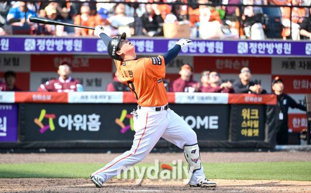2026년 3월 28일 오후 대전 한화생명볼파크에서 열린 ‘2026 신한 SOL KBO리그' 개막전 키움 히어로즈와 한화 이글스의 경기. 한화 노시환이 5회말 2사 1.2루서 타격하고 있다./마이데일리