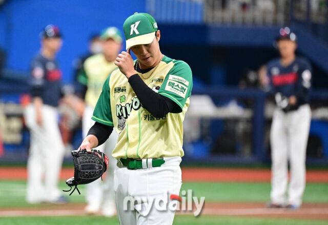 2026년 4월 12일 오후 서울 고척스카이돔에서 열린 '2026 신한 SOL KBO리그' 롯데 자이언츠와 키움 히어로즈의 경기. 키움 선발투수 안우진이 1회초 투구를 마친 뒤 더그아웃으로 들어가고 있다./고척=유진형 기자 zolong@mydaily.co.kr