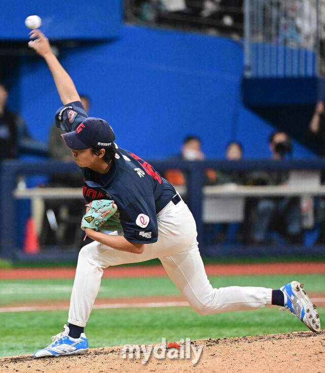 2026년 4월 12일 오후 서울 고척스카이돔에서 열린 '2026 신한 SOL KBO리그' 롯데 자이언츠와 키움 히어로즈의 경기. 롯데 정철원이 8회말 구원등판해 역투하고 있다./고척=유진형 기자 zolong@mydaily.co.kr
