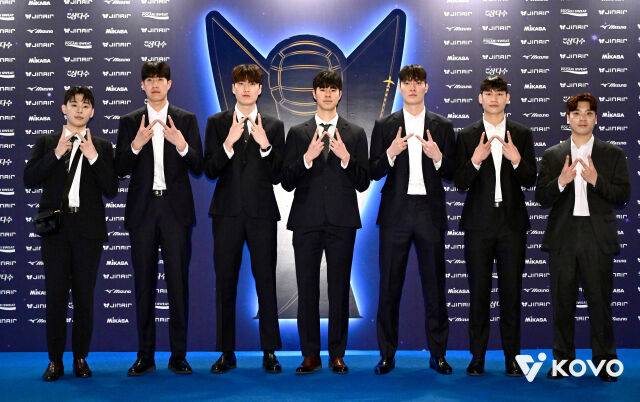 시상식에 참가한 우리카드 선수들. 오른쪽 두 번째에 선 이유빈./KOVO