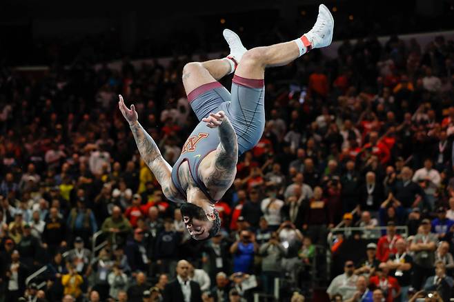 레슬링 경기에서 백플립 세리머니를 선보이는 게이블 스티븐슨 [게티이미지]