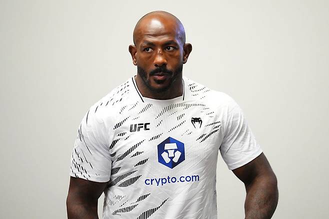 UFC 선수 티셔츠를 입고 있는 칼릴 라운트리 주니어. 파이트 키트 스폰서인 크립토닷컴의 로고가 새겨져 있다. [게티이미지]