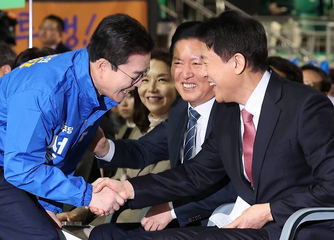 지난달 19일 오세훈 서울시장과 더불어민주당 정원오 서울시장 후보가 악수하고 있다. 가운데는 더불어민주당 정청래 대표. [연합]