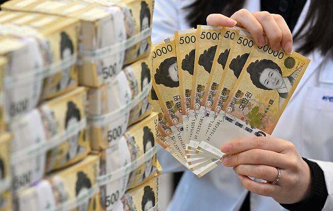 중동 지역 불확실성이 가중되면서 은행권 요구불 예금이 증가세를 이어가고 있다. 사진은 서울 중구 하나은행 위변조대응센터에서 5만원권을 정리하는 모습.  [헤럴드 DB]