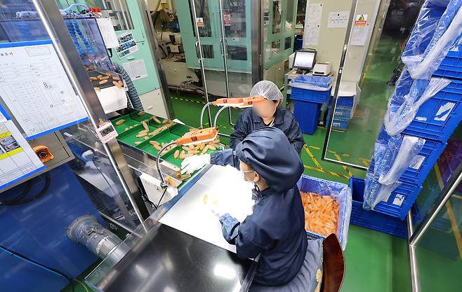 10일 경기도 부천시 소재 플라스틱 용기 제조업체인 신광엠피에서 화장품 및 식품 플라스틱 용기가 생산되고 있다.  [연합]