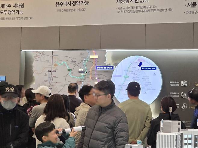 <‘용인 고림 동문 디 이스트’ 견본주택에 몰린 예비 청약자들. 사진 제공=동문건설>