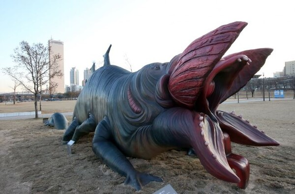 여의도 한강공원에 있던 ‘괴물’ 조형물. [연합]