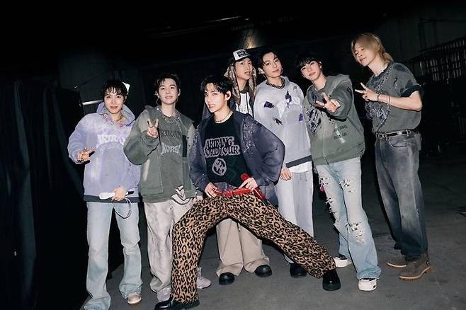 [고양=뉴시스] 글로벌 슈퍼그룹 '방탄소년단'(BTS) 멤버들이 11일 오후 경기 고양 고양종합운동장 주경기장에서 월드투어 '아리랑' 두 번째 공연을 마친 뒤 기념 사진을 찍고 있다. (사진 = 빅히트 뮤직(하이브) 제공) 2026.04.11 photo@newsis.com *재판매 및 DB 금지