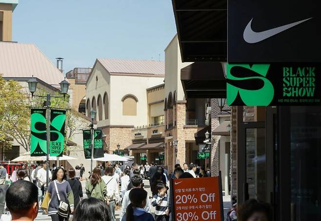 롯데아울렛·몰이 완연한 봄 나들이 시즌을 맞아 2026년 첫 번째 초대형 할인 행사인 '블랙슈퍼쇼(BLACK SUPER SHOW)'를 진행한다고 13일 밝혔다. *재판매 및 DB 금지
