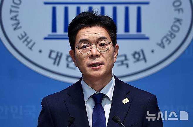 [서울=뉴시스] 김명년 기자 = 정원오 더불어민주당 서울시장 후보가 10일 오전 서울 여의도 국회 소통관에서 기자회견을 열고 발언하고 있다. 2026.04.10. kmn@newsis.com