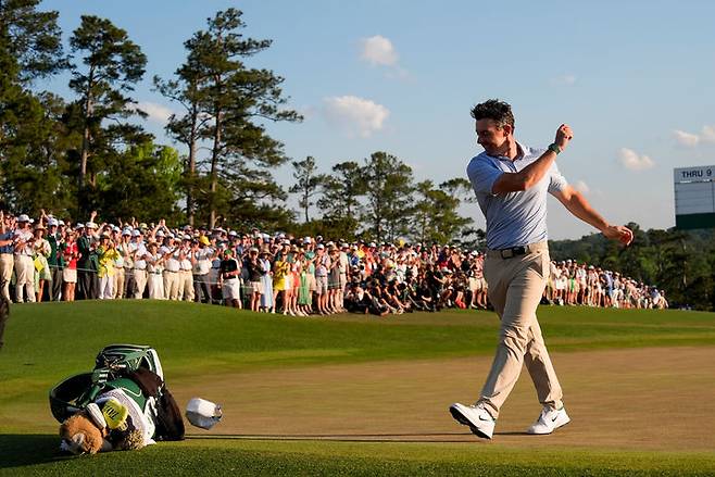 [오거스타=AP/뉴시스] 로리 매킬로이(북아일랜드)가 12일(현지 시간) 미 조지아주 오거스타 내셔널 골프클럽에서 열린 미국프로골프(PGA) 투어 제90회 마스터스 토너먼트에서 우승한 후 모자를 던지며 기뻐하고 있다. 매킬로이는 최종 합계 12언더파 276타로 '와이어 투 와이어' 우승을 차지하며  대회 2연패를 기록했다. 2연패는 타이거 우즈 이후 24년 만에 나온 역대 4번째 대기록이다. 2026.04.13.