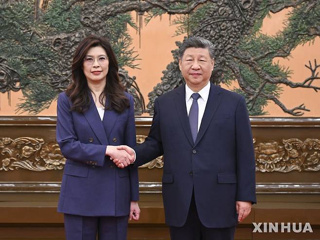 [베이징=신화/뉴시스] ﻿﻿중국이 시진핑 국가주석과 대만 야당 국민당 정리원 주석 간 회담의 후속 조치로 양안(중국과 대만) 관계 개선 정책을 발표했다. 사진은 시진핑 중국 국가주석이 지난 10일 베이징 인민대회당에서 정리원 대만 국민당 주석과 만나 악수하는 모습. 2026.04.13