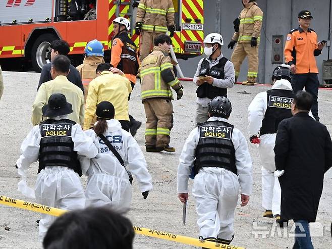 [완도=뉴시스] 이현행 기자 =  12일 낮 12시30분께  전남 완도군 군외면의 한 수산물 냉동창고(3693㎡) 화재 현장에서 소방 당국과 전남경찰청 과학수사대가 화재 원인을 조사하기 위해 현장으로 들어서고 있다. 이 불로 진화 작업에 투입된 40대 남성 A소방위와 30대 남성 B소방사가 숨졌다. 2026.04.12. lhh@newsis.com