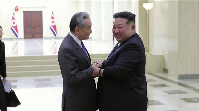 [서울=뉴시스] 김정은 북한 국무위원장이 지난 10일 북한 외무성 초청으로 북한을 방문한 왕이 중국공산당 중앙정치국 위원 겸 외교부장을 접견했다고 조선중앙통신이 11일 보도했다. (사진=조선중앙TV 캡처) 2026.04.11. photo@newsis.com *재판매 및 DB 금지