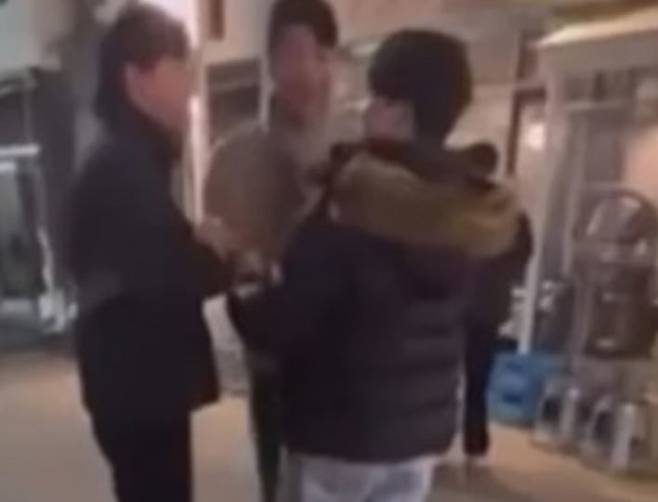 [서울=뉴시스] 프로야구 롯데 자이언츠 투수 최충연이 팬의 외모를 조롱하고 비하하는 듯한 발언을 해 논란이다. (사진=온라인 커뮤니티 캡처) *재판매 및 DB 금지