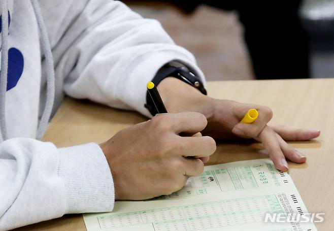 [제주=뉴시스] 우장호 기자 = 제주 도내 한 학교에서 수험생이 신중하게 답안지를 작성하고 있다. 이 사진은 기사와 직접적인 관계가 없습니다. (사진=뉴시스DB) photo@newsis.com