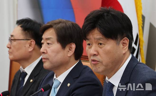 [서울=뉴시스] 김금보 기자 = 김용 전 민주연구원 부원장이 13일 오후 서울 여의도 국회에서 무죄를 주장하는 기자회견을 하고 있다. 이재명 대통령의 측근인 김 전 부원장은 불법 선거자금을 받은 혐의로 기소되어 1·2심 모두에서 유죄 판결을 받은 후 보석 석방되어 3심을 앞두고 있다. 2026.04.13. kgb@newsis.com