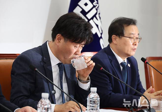 [서울=뉴시스] 김금보 기자 = 김용 전 민주연구원 부원장이 13일 오후 서울 여의도 국회에서 열린 자신의 무죄를 주장하는 기자회견에서 물을 마시고 있다. 이재명 대통령의 측근인 김 전 부원장은 불법 선거자금을 받은 혐의로 기소되어 1·2심 모두에서 유죄 판결을 받은 후 보석 석방되어 3심을 앞두고 있다. 2026.04.13. kgb@newsis.com