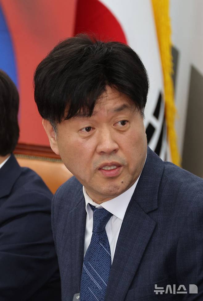 [서울=뉴시스] 김금보 기자 = 김용 전 민주연구원 부원장이 13일 오후 서울 여의도 국회에서 무죄를 주장하는 기자회견을 하고 있다. 이재명 대통령의 측근인 김 전 부원장은 불법 선거자금을 받은 혐의로 기소되어 1·2심 모두에서 유죄 판결을 받은 후 보석 석방되어 3심을 앞두고 있다. 2026.04.13. kgb@newsis.com