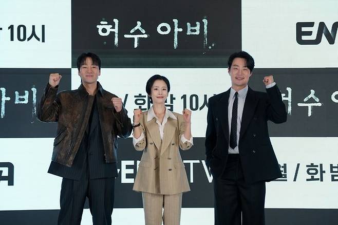 [서울=뉴시스]13일 서울 구로구 더세인트에서 열린 ENA 드라마 '허수아비' 제작발표회에 배우 박해수, 곽선영, 이희준이 참석해 포즈를 취하고 있다. (사진=ENA 제공) 2026.04.16. photo@newsis.com *재판매 및 DB 금지
