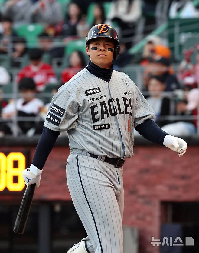 [인천=뉴시스] 최진석 기자 = 7일 인천 문학구장에서 열린 2026 KBO리그 한화 이글스와 SSG 랜더스의 경기, 1회초 2사 주없는 상황 한화 노시환이 삼진아웃을 당한 후 더그아웃으로 들어가고 있다. 2026.04.07. myjs@newsis.com