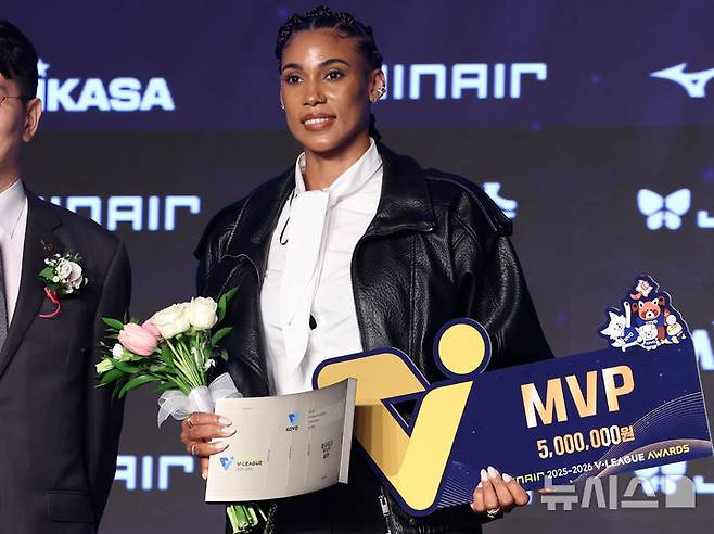 [서울=뉴시스] 이영환 기자 = 13일 오후 서울 광진구 비스타 워커힐 서울 비스타홀에서 열린 진에어 2025-2026 V리그 시상식에서 정규리그 MVP를 수상한 GS칼텍스 실바가 기념촬영을 하고 있다. 2026.04.13. 20hwan@newsis.com