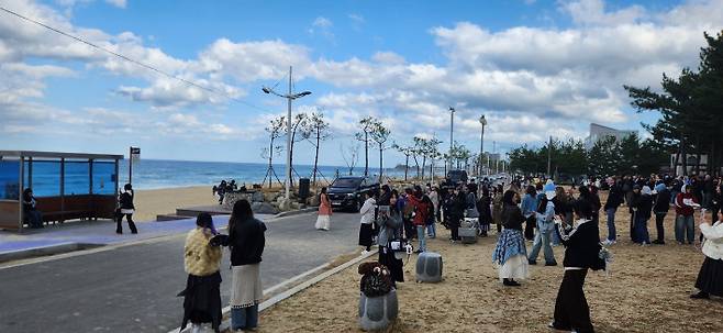 강릉 주문진 BTS 버스정류장을 찾은 외국인 관광객들이 사진을 찍고 있는 모습. 강릉시 제공