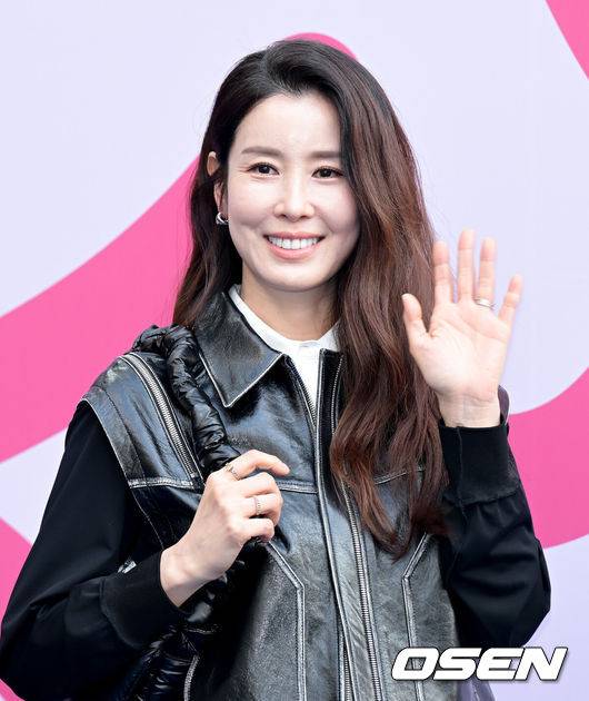 [OSEN=조은정 기자]'2024&nbsp;가을/겨울(F/W) 서울패션위크’가 1일 서울 중구 동대문디자인플라자(DDP)에서 열렸다.이태란이 포즈를 취하고 있다. 2024.02.01 /cej@osen.co.kr