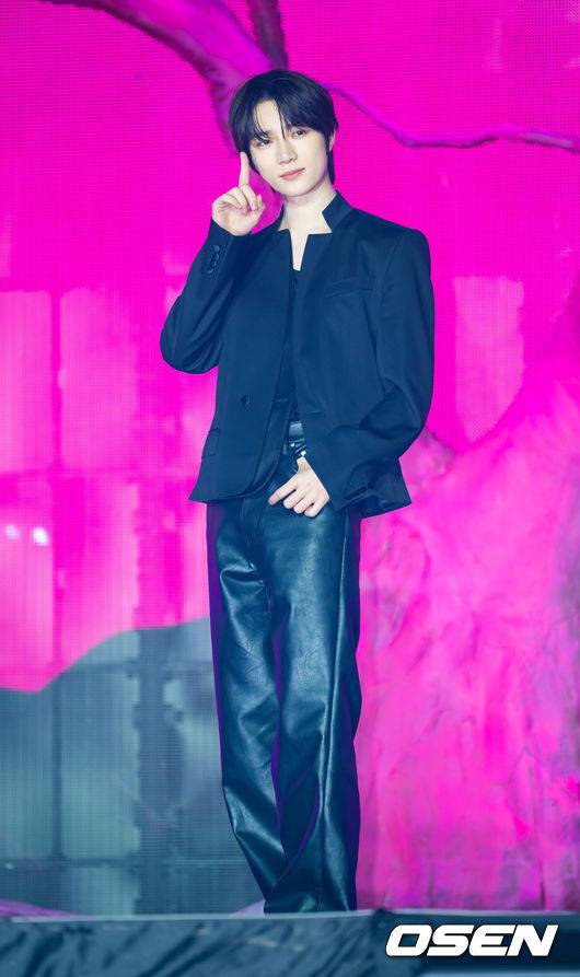 [OSEN=민경훈 기자] 13일 오후 서울 성북구 고려대학교 화정체육관에서 투모로우바이투게더(TXT) 미니 8집 미디어 쇼케이스 열렸다. 투모로우바이투게더(수빈, 연준, 범규, 태현, 휴닝카이)는 13일 오후 6시 미니 8집 '7TH YEAR: 가시덤불에 잠시 바람이 멈췄을 때'를 선보인다. 투모로우바이투게더 범규가 단상 위에서 포즈를 취하고 있다. 2026.04.12 / rumi@osen.co.kr
