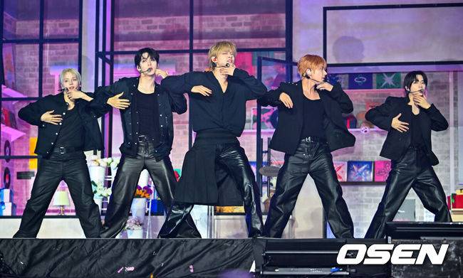[OSEN=민경훈 기자] 13일 오후 서울 성북구 고려대학교 화정체육관에서 투모로우바이투게더(TXT) 미니 8집 미디어 쇼케이스 열렸다. 투모로우바이투게더(수빈, 연준, 범규, 태현, 휴닝카이)는 13일 오후 6시 미니 8집 '7TH YEAR: 가시덤불에 잠시 바람이 멈췄을 때'를 선보인다. 투모로우바이투게더가 화려한 무대를 선보이고 있다. 2026.04.12 / rumi@osen.co.kr