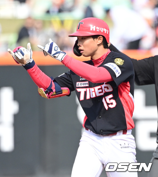[OSEN=대전, 최규한 기자] 11일 대전 한화생명볼파크에서 ‘2026 신한 SOL KBO리그’ 한화 이글스와 KIA 타이거즈의 경기가 열렸다.홈팀 한화는 왕옌청, 방문팀 KIA는 이의리를 선발로 내세웠다.5회초 2사 2루 상황 KIA 박재현이 1타점 적시타를 날리고 상대 수비를 틈타 2루까지 진루한 뒤 기뻐하고 있다. 2026.04.11 / dreamer@osen.co.kr