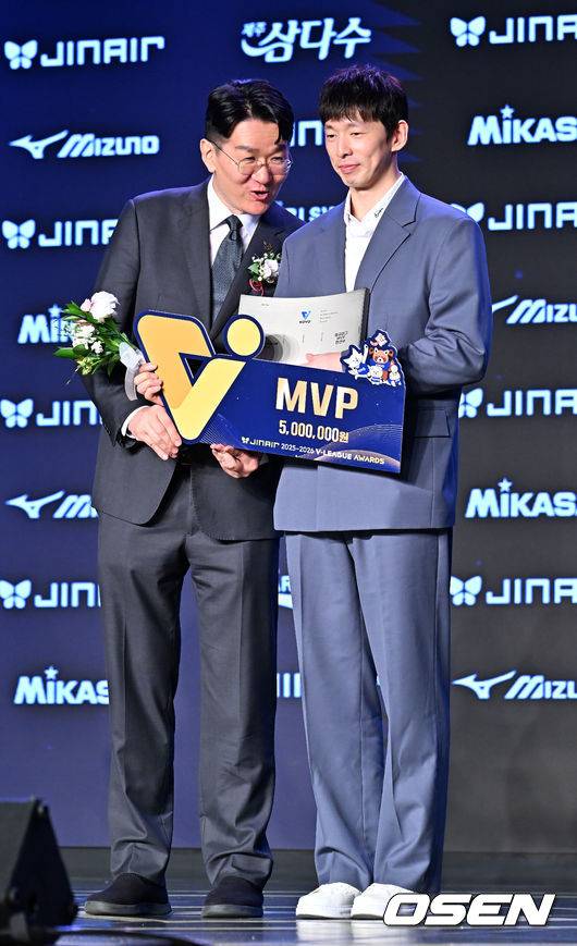 [OSEN=민경훈 기자] 13일 오후 서울 광진구 그랜드 워커힐 호텔 비스타홀에서 ‘진에어 2025-2026 V리그’ 시상식이 열렸다. 대한항공 한선수가 남자부 정규리그 MVP를 수상하며 한국 배구연맹 조원태 총재의 축하를 받고 있다. 2026.04.12 / rumi@osen.co.kr