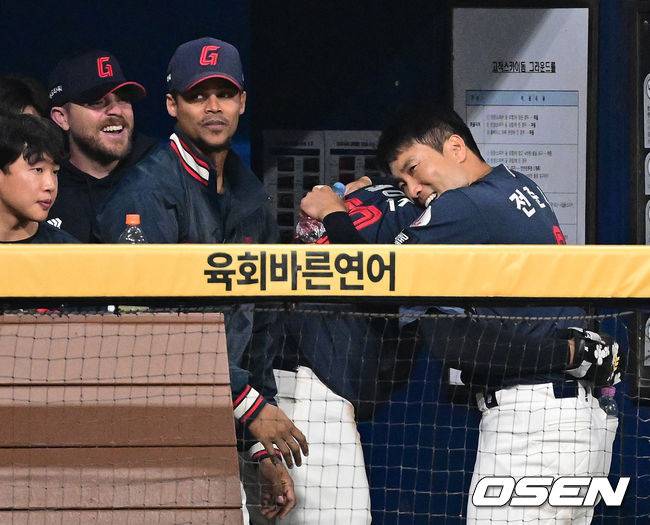 [OSEN=고척, 지형준 기자] 프로야구 롯데 자이언츠가 극적인 역전승을 거두며 3연승을 질주했다.&nbsp;롯데는 11일 서울 고척스카이돔에서 열린 ‘2026 신한은행 SOL Bank KBO리그’ 키움 히어로즈와의 경기에서 연장 혈투 끝에 3-1 역전승을 거뒀다. 이날 승리로 롯데는 3연승을 질주했고 키움은 3연패에 빠졌다.&nbsp;연장 10회초 1사 1,3루에서 롯데 레이예스가 한동희의 3루땅볼에 홈에서 키움 김건희의 태그에 앞서 세이프되며 역전에 성공했다. 전준우가 레이예스와 기뻐하고 있다. 2026.04.11&nbsp;/ jpnews@osen.co.kr