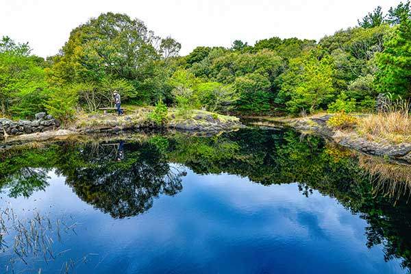 먼물깍. 500㎡ 넓이에 평균 수심이 1~2m다.