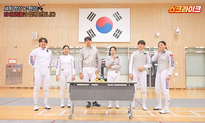 (왼쪽부터) 박상영, 송세라, 오상욱, 김정미, 김태환, 박지희 선수가 ‘쉬운 펜싱’ 콘텐츠 촬영 현장에서 한자리에 모여 다양한 미니게임과 토크를 진행하고 있는 모습. SK텔레콤 제공