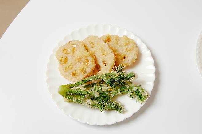 얇게 썬 연근을 전분 가루에 가볍게 묻혀 바삭하게 튀기면, 감자칩 처럼 바삭한 간식이 된다.&nbsp;클립아트코리아 제공