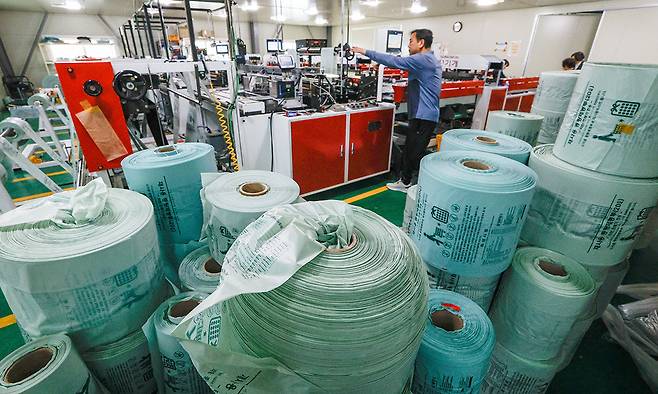 분주한 종량제봉투 공장 미국과 이란 간 전쟁 영향으로 쓰레기봉투 제작에 필요한 나프타 수급이 불안정해지는 가운데 13일 경기 화성시 한 공장에서 쓰레기봉투가 제작되고 있다. 화성=최상수 기자