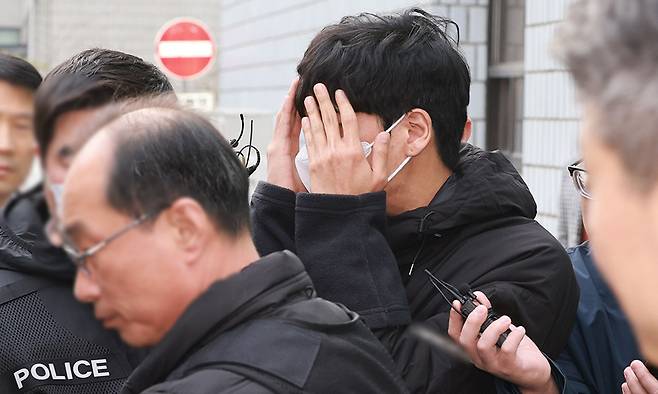 배달의민족 외주사에 상담사로 위장 취업해 고객 정보를 빼돌려 사적 보복 범죄에 악용한 일당의 총책 정모씨가 지난 3일 서울 양천경찰서에서 검찰로 구속 송치되고 있다. 연합뉴스