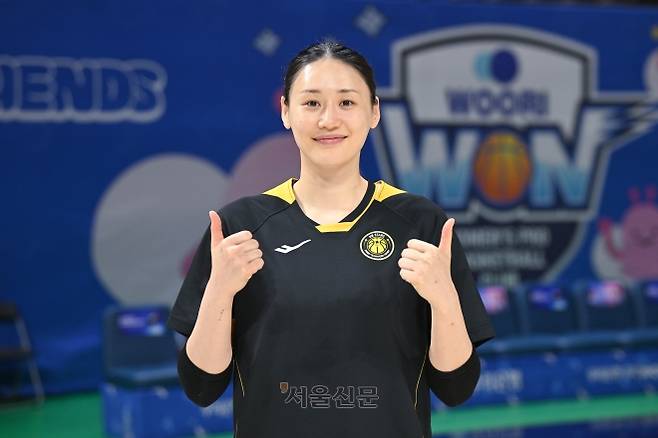 청주 KB 강이슬이 12일 충남 아산시 이순신체육관에서 열린 2025~26 여자프로농구 아산 우리은행과의 플레이오프 3차전에서 승리한 뒤 기념사진을 찍고 있다. 2026.4.12 WKBL 제공