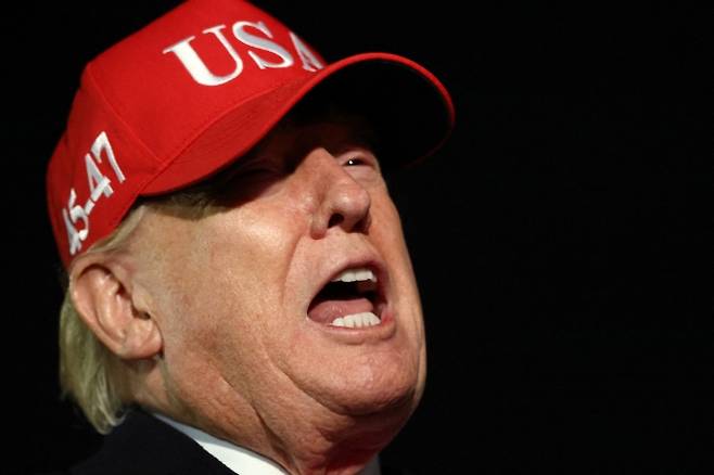 12일(현지시간) 미국 메릴랜드주 앤드루스 합동기지에 도착한 도널드 트럼프 미국 대통령이 에어포스원에서 내려 취재진에 이야기하고 있다. 2026.4.12 메릴랜드 로이터 연합뉴스