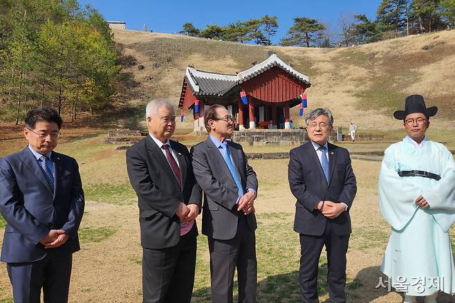 허민(왼쪽 네번째) 국가유산청장이 11일 오후 영월 장릉에서 전주이씨대동종약원 관계자들과 이번 행사의 취지를 설명하고 있다. 최수문기자