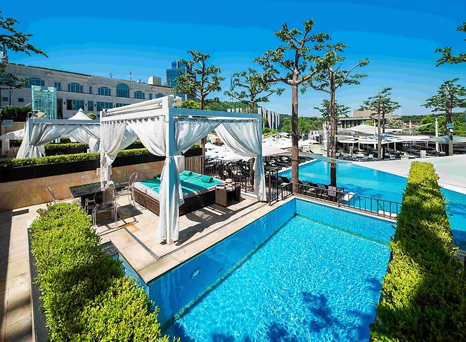 반얀트리 서울의 야외 수영장 오아시스 전경. 반얀트리클럽앤스파서울